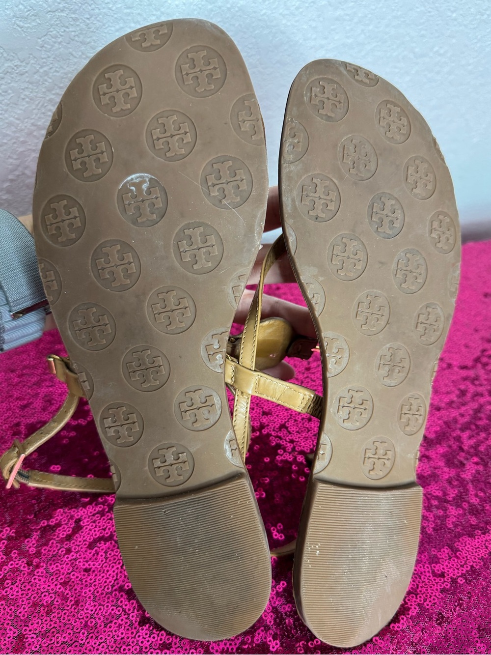 TORY BURCH 🌟 Tan Leather “ALI” Thong Sandals, Gold Logo Medallions (Women’s 6.5) - Picture 7 of 13